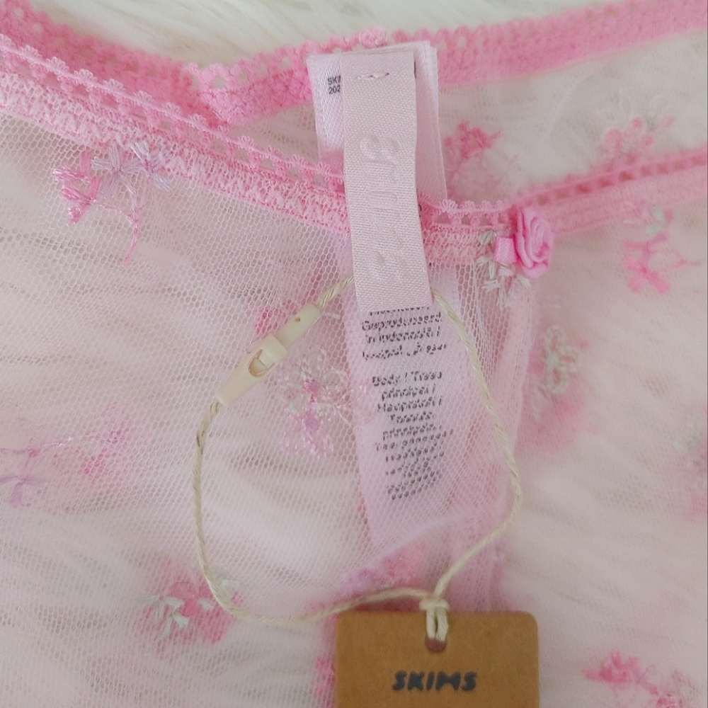 SKIMS Intimate Scoop Cami & Short Set - Picture 10 of 16